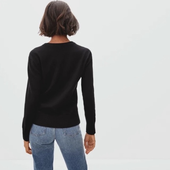 Everlane -The Cashmere V-Neck Sweater in True Black - Picture 4 of 11
